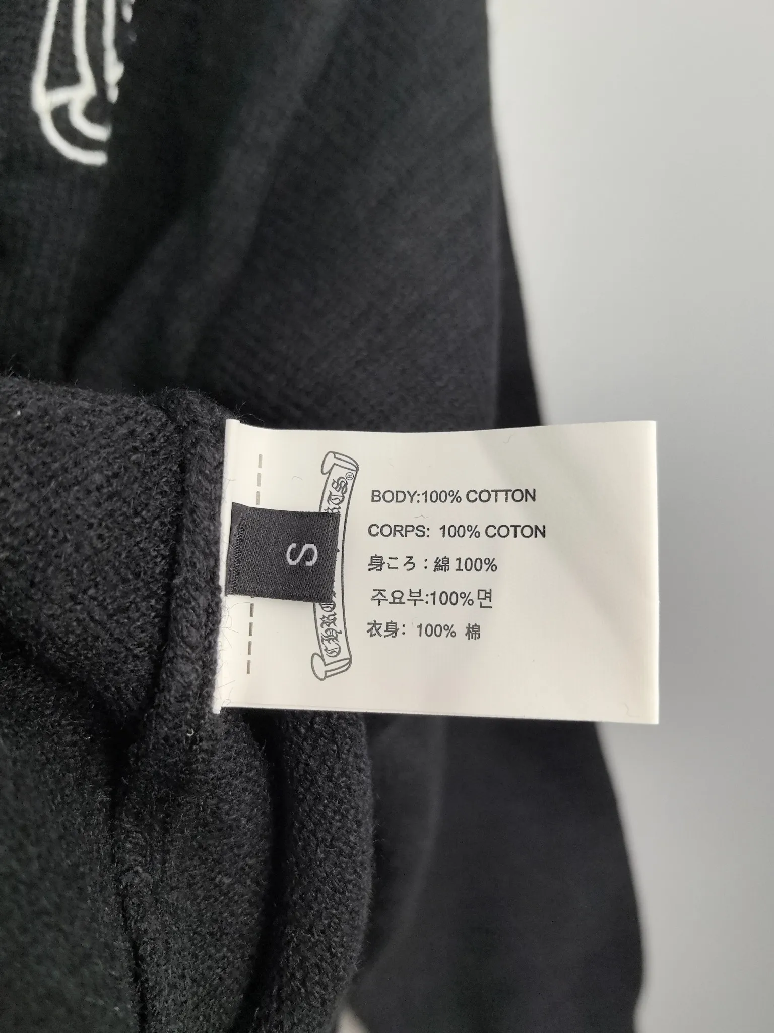 P360 Chrome Hearts 2025 new Sanskrit cross-flower knitted pullover in autumn and winter. The fabric is made of pure cotton wool. It has a delicate and soft touch. The texture is breathable. It is matched with 1x1 thread in the same cylinder. The collar thread is a pure cotton zipper thread. The back is made of imported embroidery machine and is not easy to fall off. It is super delicate. It is like a ceiling. The hangtags are all developed and customized according to the original version. It adopts a box-cut design, which is more simple and loose, and also hides meat and skinny products. The product is extremely difficult. Extremely white and youthful, suitable for both men and women. It is an indispensable simple item in autumn. Positioned tailoring. Oversize. Loose fit. Full of details. Customized matching accessories. Leather embossed craftsmanship. The style is rock and roll retro. The workmanship and texture are first-class. The three labels are consistent. The packaging bag has a logo. It is tall and can be worn by both men and women.